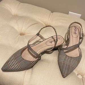 Neutral plaid low heeled pumps, very comfortable!